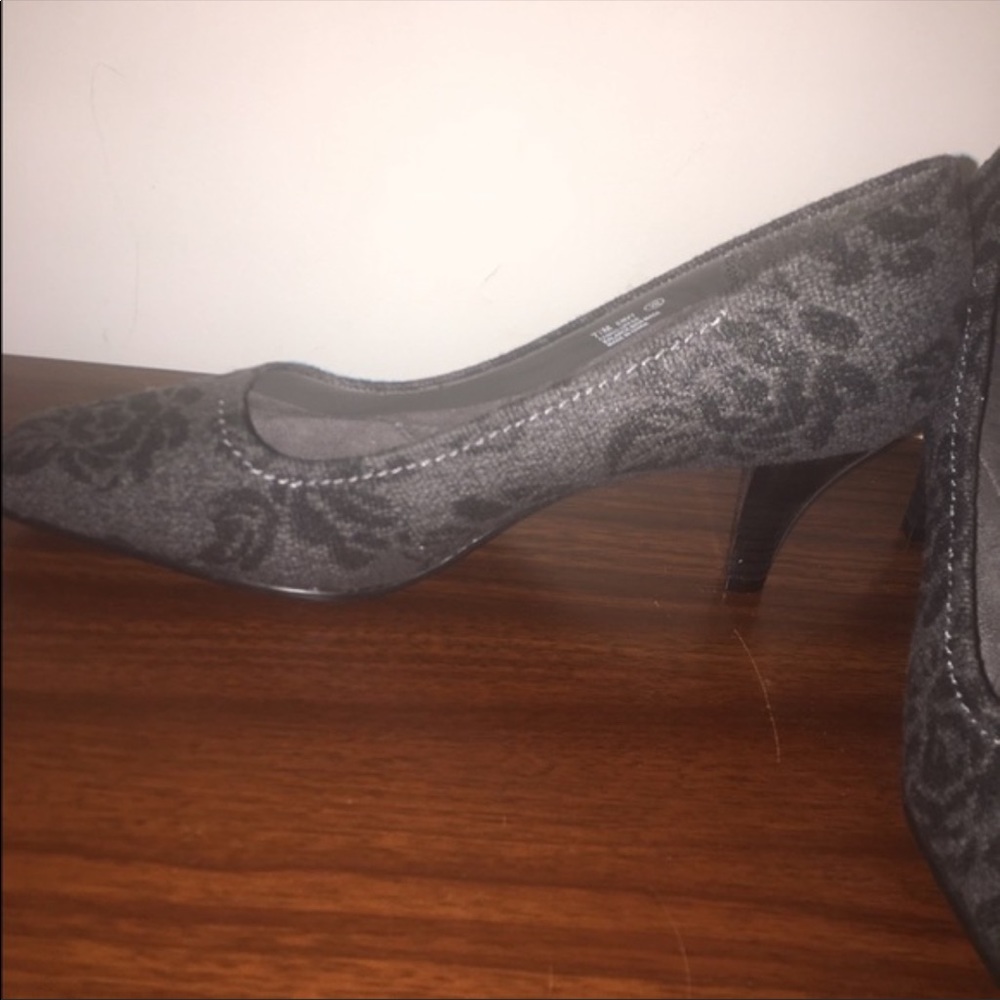NWT! Beautiful Gray Pattern Heels